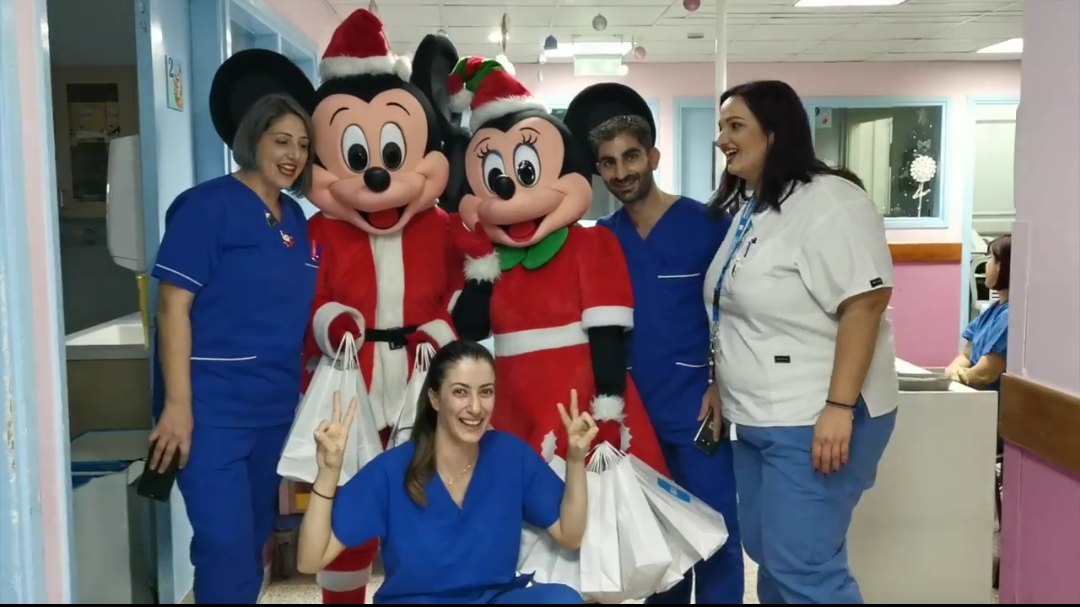  Ο #Mickey και η #Minnie επισκέφθηκαν τα νεογνά του Μακάρειου Νοσοκομείου
