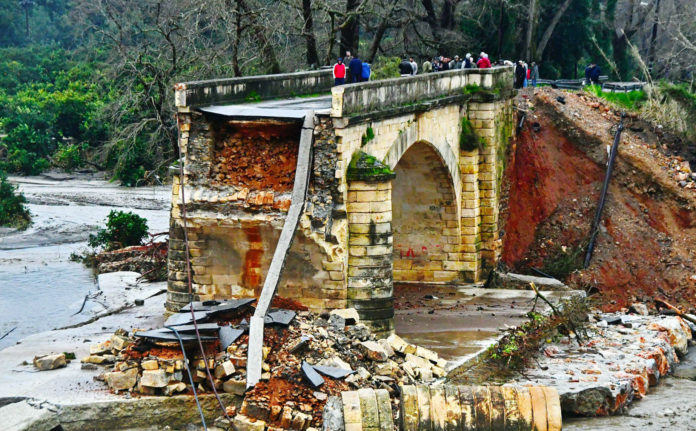  “Βάζουν πλάτη” για τη γέφυρα του Κερίτη οι Αλβανοί μετανάστες στα Χανιά