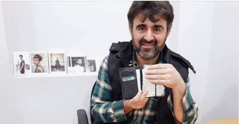 Κούρδος πρόσφυγας παρέδωσε μάθημα εντιμότητας …και πορτοφόλι