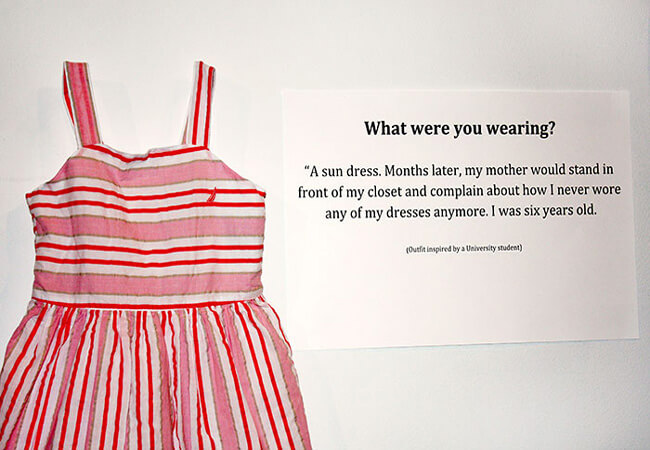  Αυτό φορούσα όταν με βίασαν | Η έκθεση με τα ρούχα θυμάτων βιασμού