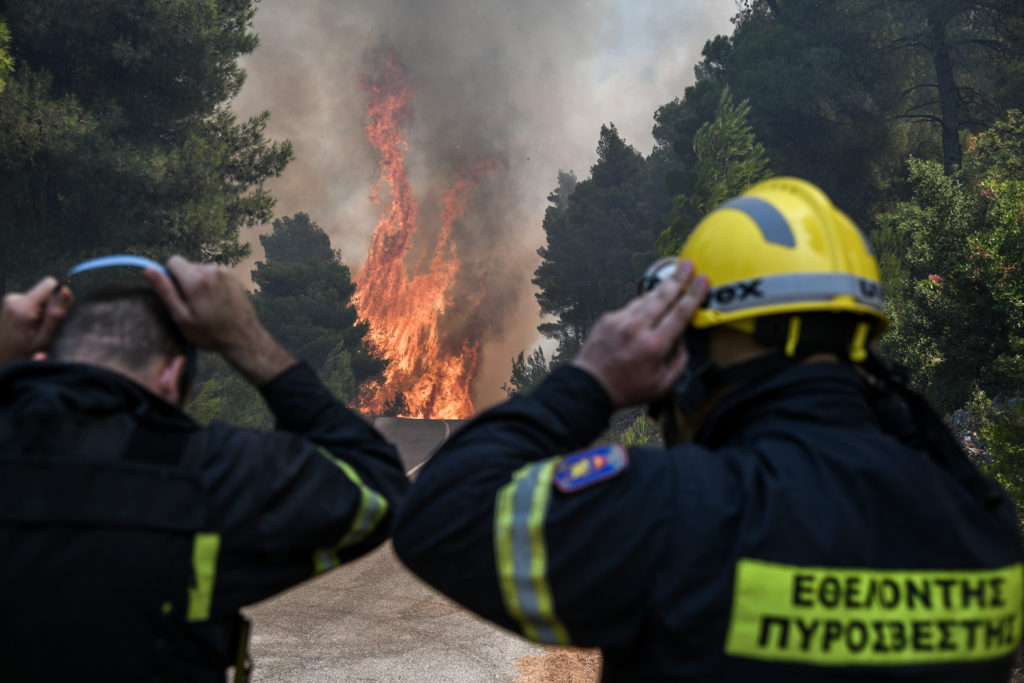  #Εύβοια: Η φωτιά καίει το χωριό Μακρυμάλλη | Κάτοικοι αρνούνται να εγκαταλείψουν τα σπίτια τους