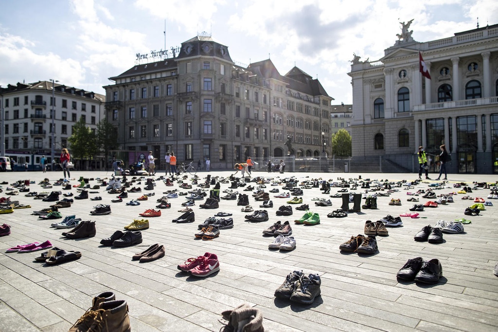  #PIXUR | Ελβετία: Εκατοντάδες παπούτσια αντί για διαδηλωτές σε έρημη πλατεία