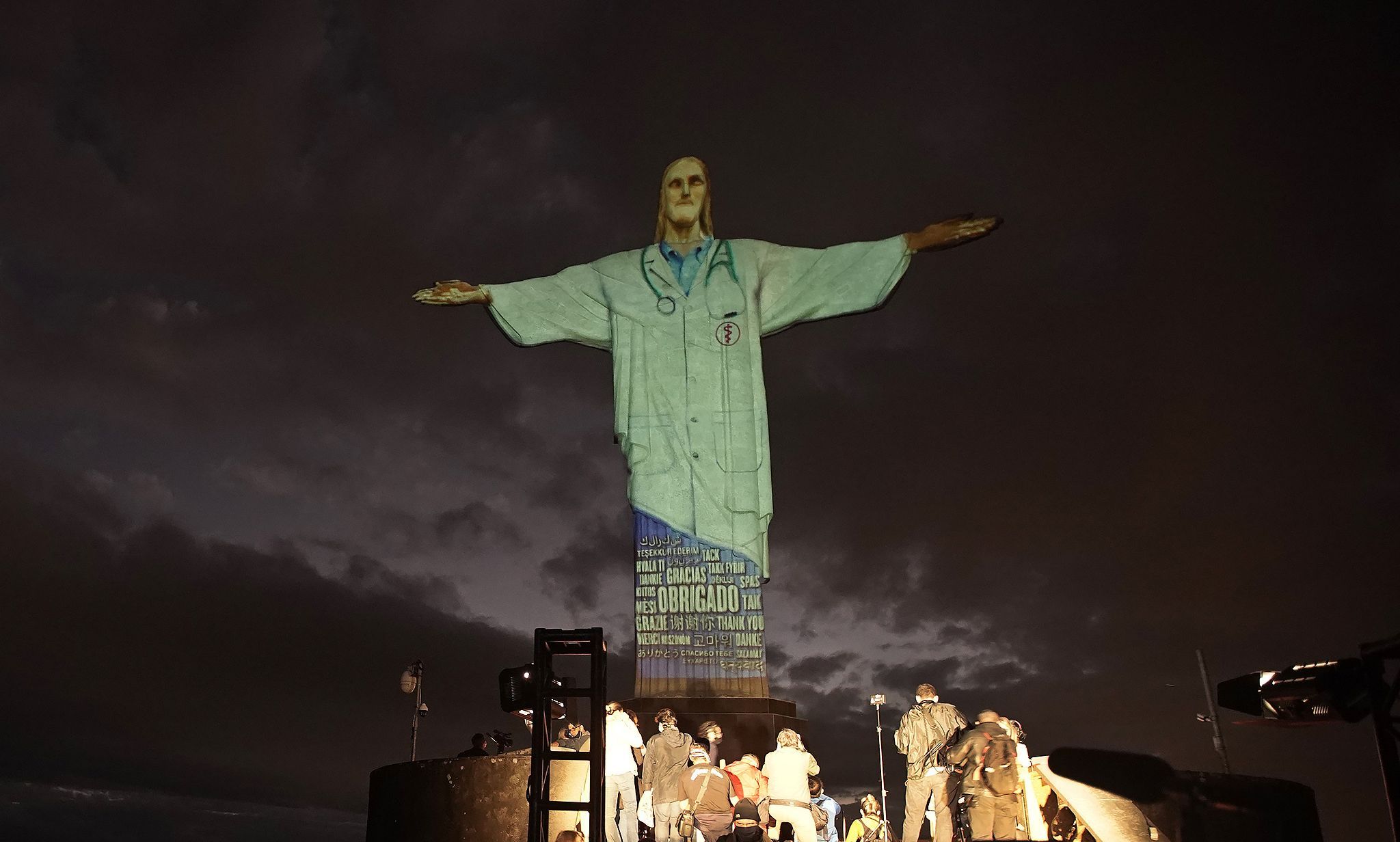  #PIXUR | Βραζιλία: Τίμησαν τους γιατρούς πάνω στο άγαλμα του Ιησού (Photos & Video)