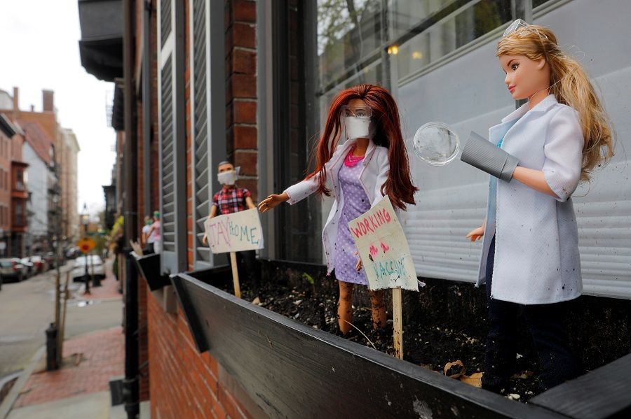  #PIXUR | Κούκλες γιατροί και νοσοκόμες στις βιτρίνες καταστημάτων της Βοστώνης