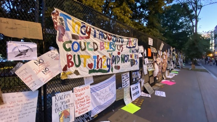  Με τέχνη διαμαρτυρίας καλύφθηκε ο φράχτης ασφαλείας του Λευκού Οίκου