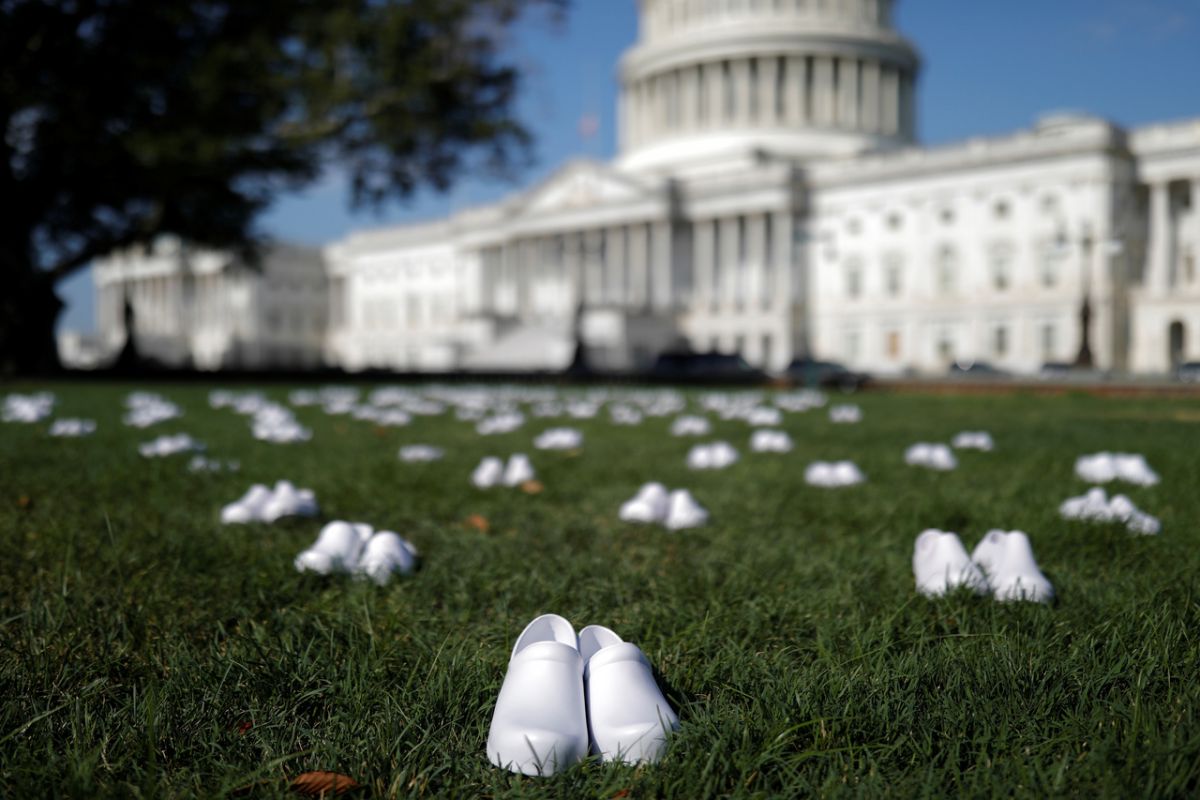  #PIXUR | #USA: 164 ζευγάρια λευκά παπούτσια για τις νοσηλεύτριες που πέθαναν από κορονωϊό