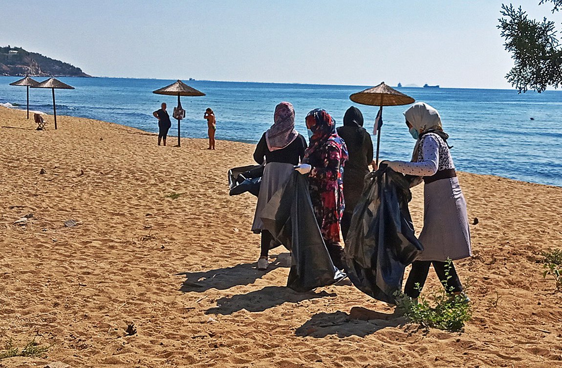  #ΠΡΟΣΦΥΓΙΚΟ | Μετανάστες στην Καβάλα καθάρισαν την παραλία που έκαναν μπάνιο το καλοκαίρι
