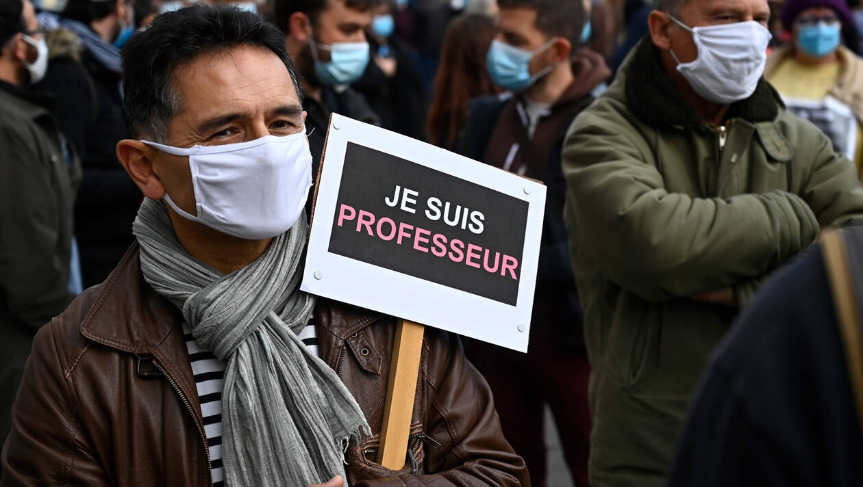  #PIXUR | Γαλλία | Χιλιάδες πολίτες τιμούν τη μνήμη του καθηγητή που αποκεφαλίστηκε!