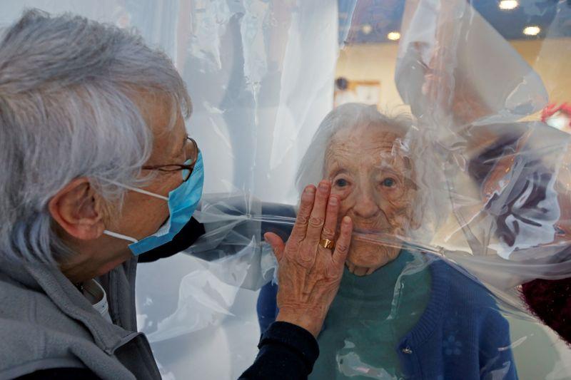  Γαλλία | Μια «φυσαλίδα αγκαλιάς» ενώνει ηλικιωμένους με το άγγιγμα των δικών τους