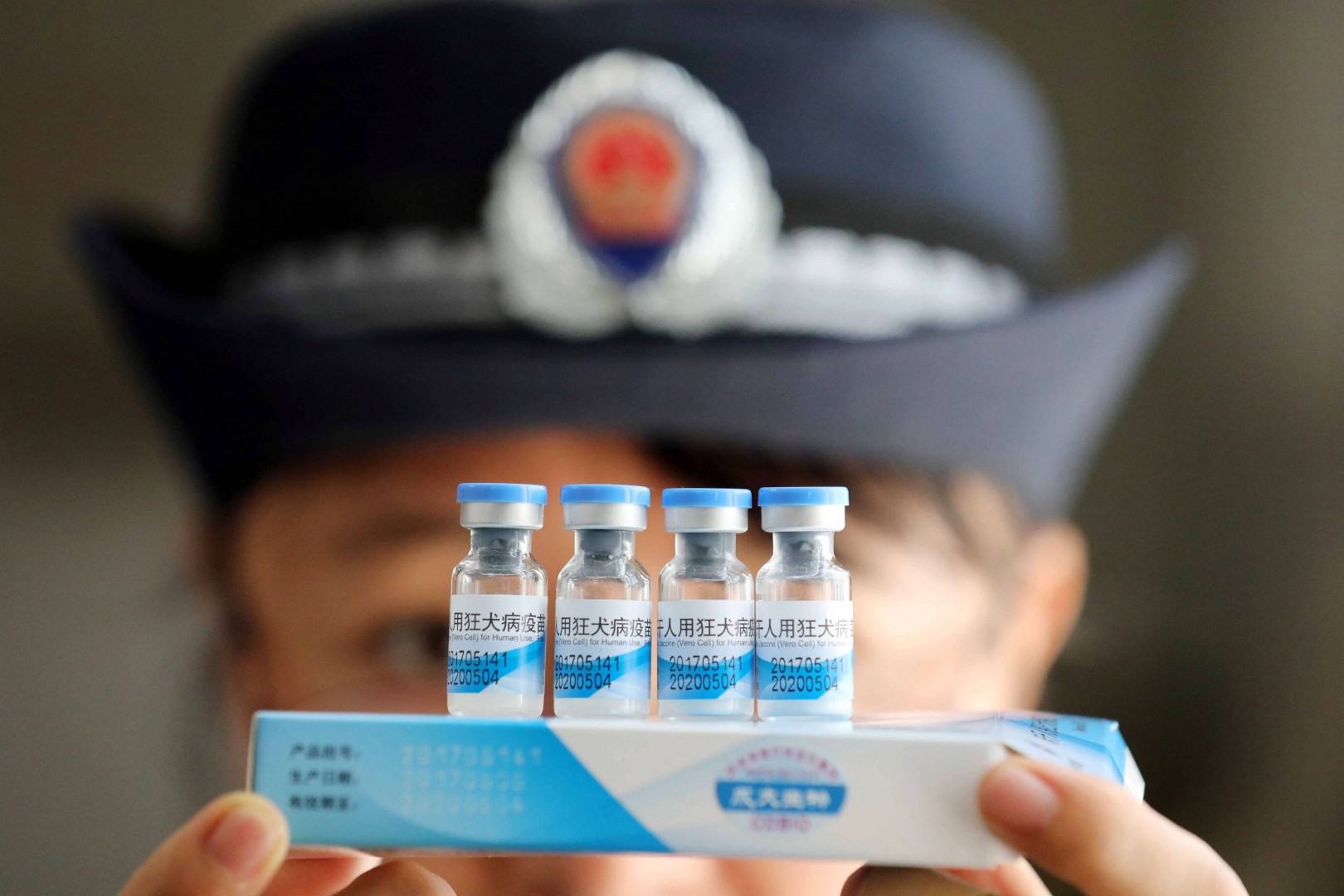  Κίνα | Αλατόνερο αντί για εμβόλιο διακινούσε δίκτυο που εξαρθρώθηκε
