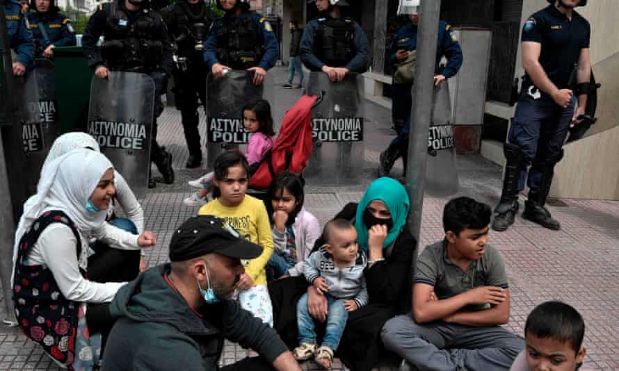  #Προσφυγικό | Guardian: Χιλιάδες πρόσφυγες στην Ελλάδα θα μείνουν άστεγοι