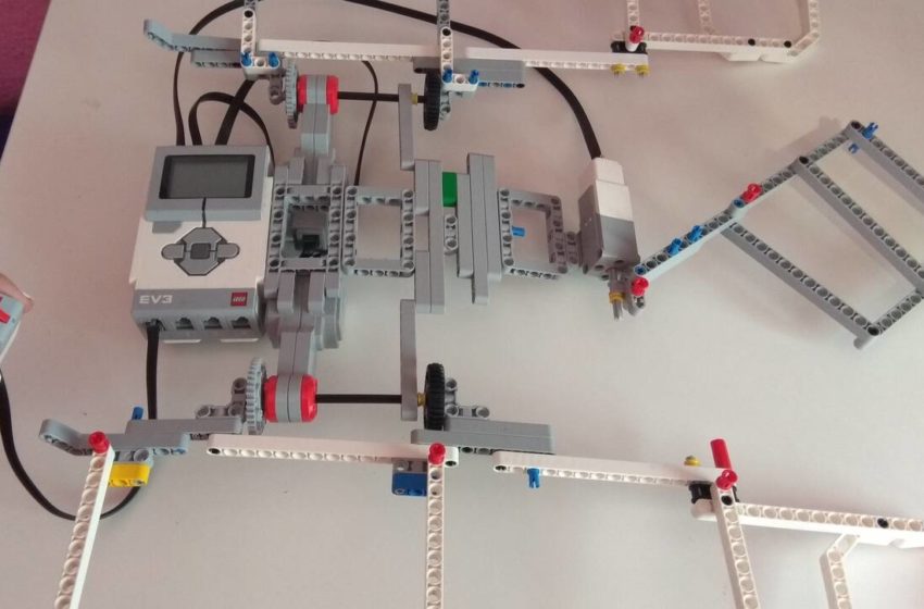  #Hellines | Μαθήτριες από τη Νάουσα έφτιαξαν ρομπότ που διπλώνει τα ρούχα