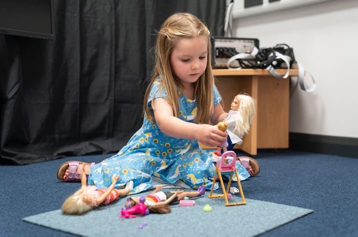  #TheDollCumentary | Το παιχνίδι με κούκλες ωφελεί το παιδί, σύμφωνα με τη Νευροεπιστήμη